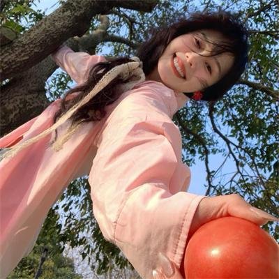 泳池里的男孩